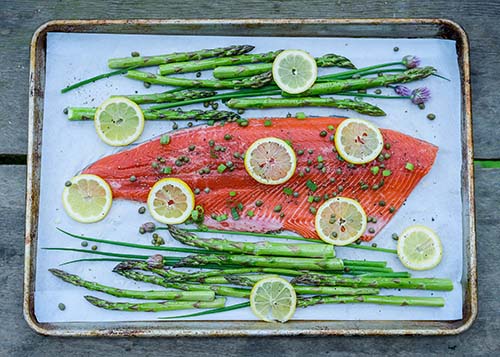Salmon Fillet on Sheet Pan with Asparagus and Lemon Slices